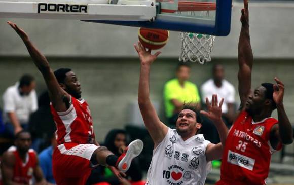  Academia perdió 83-93 ante Patriotas y aplazó su paso a la final de la Liga Directv. FOTO EL COLOMBIANO