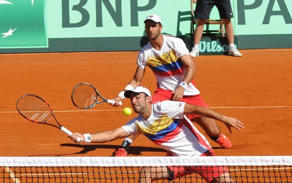 Este domingo se definirá la suerte de los colombiano con los duelos de singles entre Giraldo y González con los hermanos Cuevas. FOTO AFP