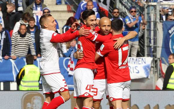Los jugadores del Mainz llegaron a la mitad del campo para abrazar a Elkin Soto, quien regresó a las canchas. FOTO afp