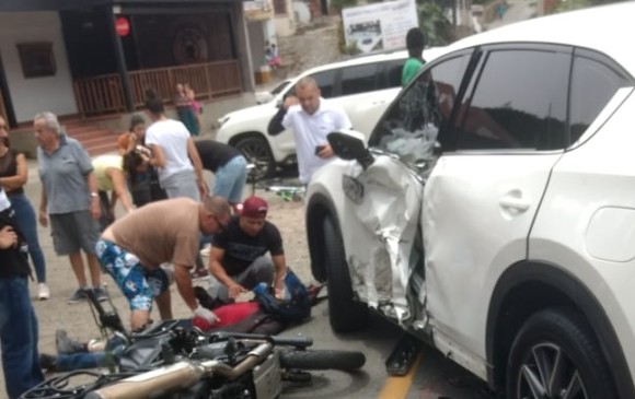 El conductor de una motocicleta y su pasajera quedaron heridos y fueron remitidos a un centro médico. FOTOS: cortesía de Guardianes Antioquia.