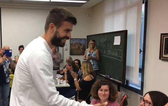 Antes del partido ante las Palmas, Gerard Piqué ejerció su derecho al voto en el referendúm de autodeterminación de Cataluña. FOTO EFE