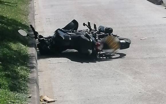 Así quedó la motocicleta siniestrada en la tarde de este miércoles en las inmediaciones de la estación Plaza Mayor. FOTO CORTESÍA GUARDIANES ANTIOQUIA 