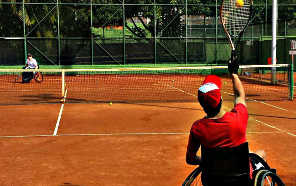 El tenis en silla de ruedas se diferencia del tradicional en que la pelota puede rebotar dos veces en el suelo. FOTO Cortesía