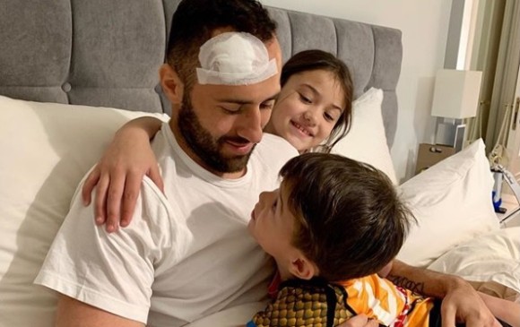 David Ospina ya salió del hospital y pudo compartir con sus hijos, según foto que publicó su esposa en redes sociales. FOTO TOMADA INSTAGRAM