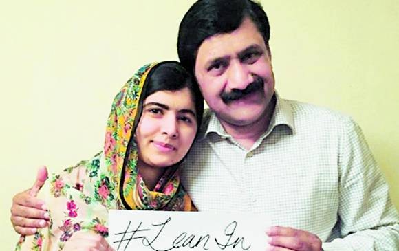 Malala Yousafzai, ganadora del Nobel de Paz en 2014, también se unió a la causa de #HeForShe. En la foto aparece con su padre.