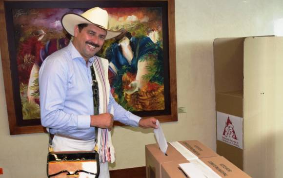 Carlos Castañeda, el caficultor paisa que representa a Juan Valdez, participó en las elecciones cafeteras. Foto: Cortesía Comité de Cafeteros de Antioquia.