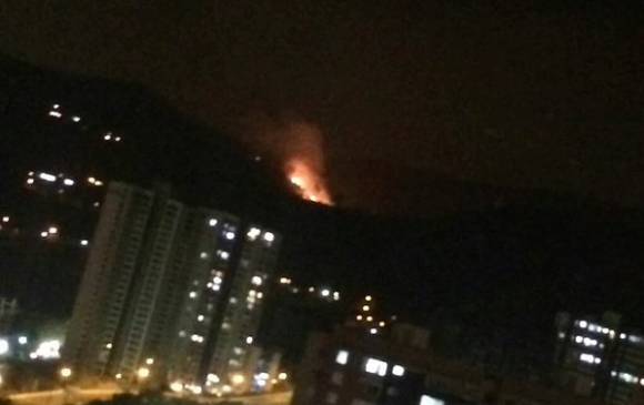 Imagen del incendio en el cerro de las Tres Cruces o Manzanillo, en la parte alta de la comuna de Belén. FOTO Bomberos Medellín 