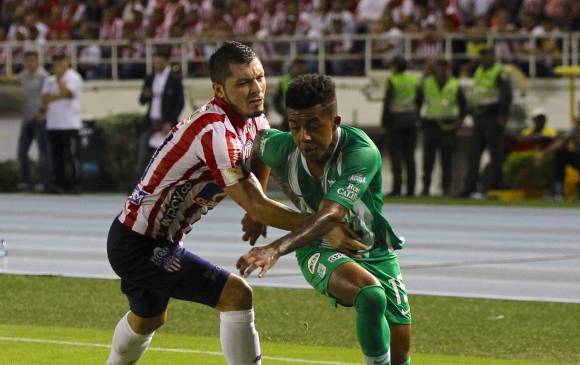 Cristian Blanco intentó penetrar la defensa juniorista, pero esta, con concentración y eficacia, logró neutralizar las esporádicas intentonas del atacante verdolaga. FOTO COLprensa