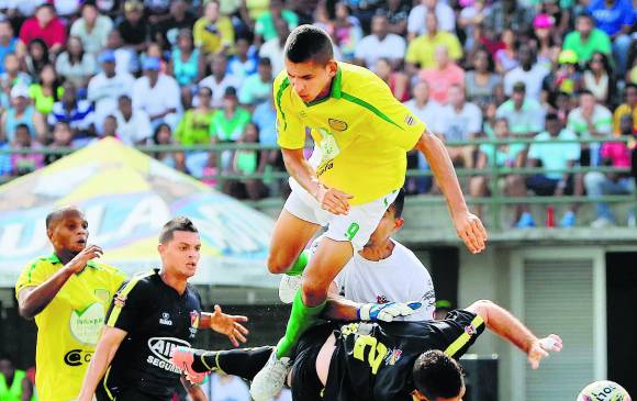 David Castañeda (9) se mueve muy bien en el área rival y en el juego aéreo es bien peligroso. Es el hombre gol del equipo Leones que tiene su sede en Turbo. FOTO Julio César Herrera