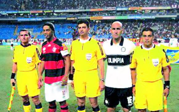 Con Ronaldinho, el brasileño que con su fútbol también lo deleitó en la cancha. Fotos cortesía Hernando buitrago