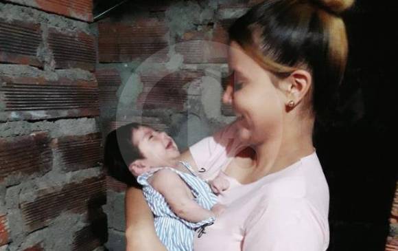 Esta es Luciana cargada por una tía en uno de sus momentos más felices. La foto se publica con autorización de sus padres y porque su muerte no fue violenta sino por enfermedad. FOTO CORTESÍA