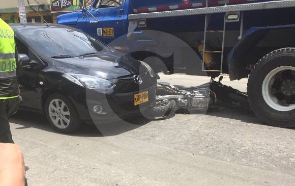 La moto cayó, pero los agresores, al parecer, lograron escapar. FOTO CORTESÍA GUARDIANES DE ANTIOQUIA