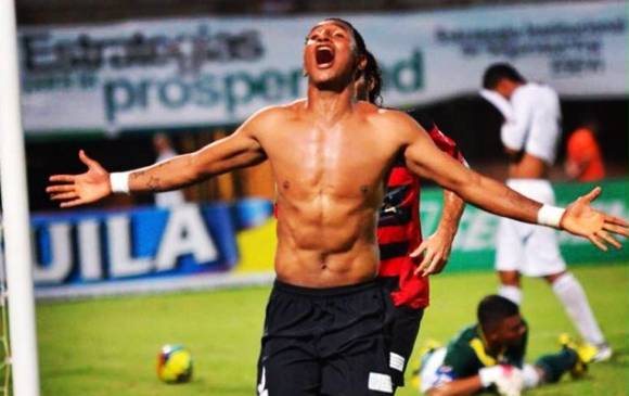 Juan Camilo Angulo es lateral derecho y tiene experiencia en el fútbol internacional. FOTO TOMADA DE @camiloangu13