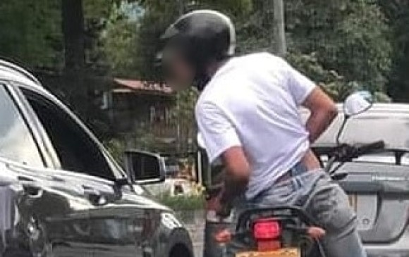 El hombre armado se acerca en la motocicleta a la camioneta que es su víctima. FOTO: Cortesía