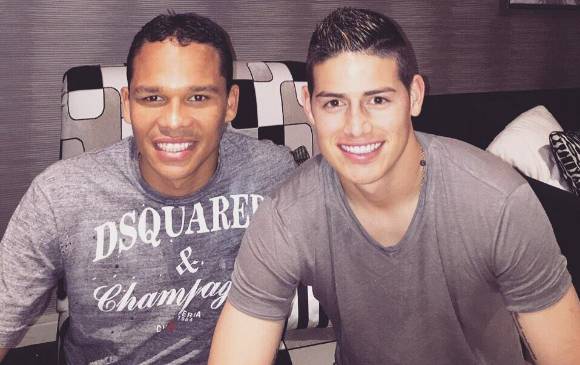 Carlos Bacca compartió esta imagen en Twitter junto a James Rodríguez el pasado martes. FOTO CORTESÍA. 