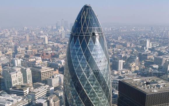 30 St Mary Axe, conocido como “el pepinillo”, caracteriza a Londres. 