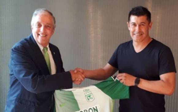 El presidente de Atlético Nacional, Andrés Botero, junto a Jorge Almirón, nuevo técnico verde. FOTO CORTESÍA ATLÉTICO NACIONAL