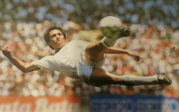 El gol de Manuel Negrete le permitió al Tri avanzar hasta los cuartos de final del Mundial de México 1986. FOTO TOMADA DE TWITTER @manuelnegrete22