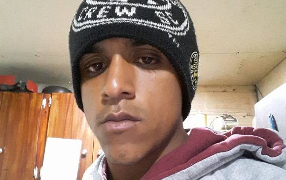 Ánderson Pino era músico aficionado y vendedor informal. También pertenecía a un grupo juvenil de La Sierra. FOTO: tomada del perfil público de Facebook.