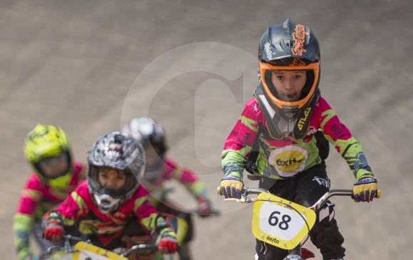 Nicolás Guzmán no tuvo problemas para solventar a su favor la prueba que abrió el Festival de bicicrós. FOTO Edwin Bustamante 