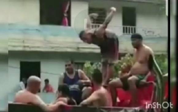 Este pantallazo del video muestra cómo las personas se lanzan con clavados al agua, incluso arriesgando su integridad. IMAGEN TOMADA DEL VIDEO DE GUARDIANES DE ANTIOQUIA