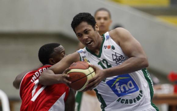 Divier Pérez (12) es el colombiano titular de Academia en la semifinal de la Liga Directv de baloncesto. FOTO manuel saldarriaga