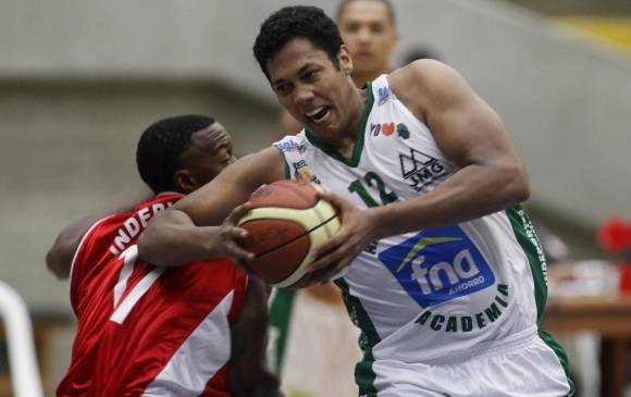 Divier Pérez fue uno de los destacados esta noche de Academia en el comienzo del baloncesto profesional. Foto Manuel Saldarriaga
