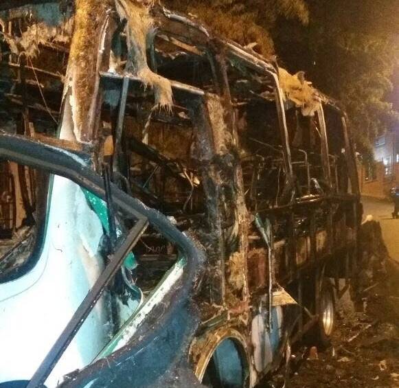 Buseta fue consumida por las llamas en Sabaneta