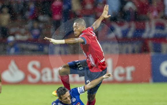 El equipo visitante sorprendió al Poderoso y se llevó tres puntos de oro. En la acción, Yairo Moreno y Marcos Mondaini, protagonistas de una noche oscura para el Poderoso FOTO juan antonio sánchez