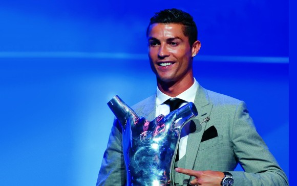 Cristiano Ronaldo posa con el trofeo de la Uefa. FOTO reuters