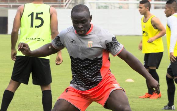 Jonny Mosquera trabaja como si fuera un muchacho que apenas comienza en el fútbol. Ejemplo de madurez, humildad y profesionalismo para los futbolistas colombianos. Lucha por alcanzar su máximo nivel que un día lo llevó a Italia. FOTO Julio César Herrera