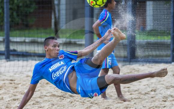 Jean Carlos, un joven tímido y enfocado en sacar adelante su proceso en Selección Colombia de playa. FOTO julio césar herrera 