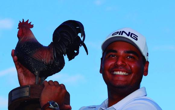 Juan Sebastián Muñoz exhibe feliz el trofeo que lo presenta como el campeón del Sanderson Farms Championship. FOTO afp