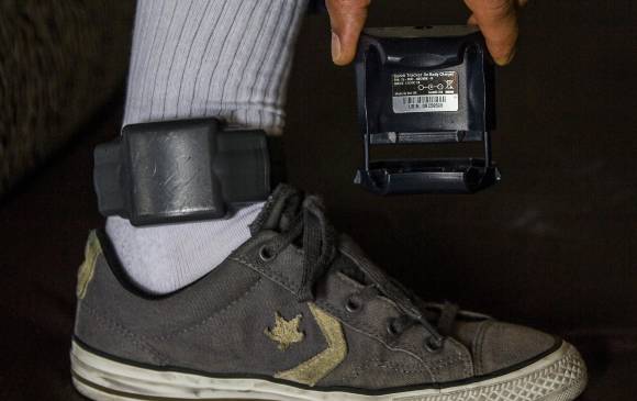 La vigilancia remota mediante el brazalete electrónico que ha implementado el Inpec no es suficiente para contener a los delincuentes que gozan de detención domiciliaria. FOTO: Julio César Herera.