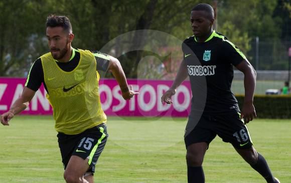 Juan Pablo Nieto (con el balón) y Cristian Dájome, dos de los que vienen siendo tenidos en cuenta por Reinaldo Rueda para los juegos de Liga. Mañana estarán ante Cali. FOTO jaime pérez 