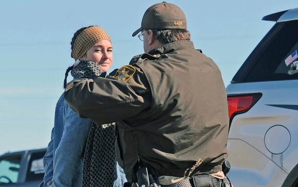 Shailene Woodley transmite su propio arresto en marcha