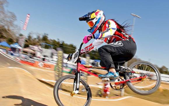 Esta es Mariana Pajón, que corre con el número 100, durante la primera jornada de competencias en la Supercross Series de Oldsmar. Volverá a competir hoy y mañana. FOTO cortesía usa bmx