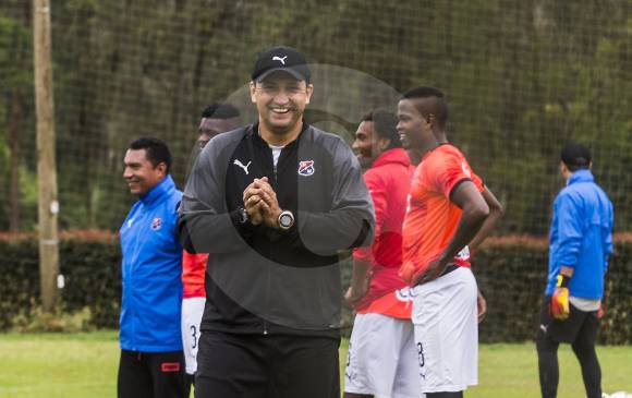 DIM lanzó ayer su plan de abonos con la imagen de Aldo Bobadilla como aliciente para la afición poderosa. FOTO julio herrera 