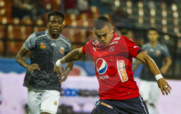 Leonardo Castro recibió la falta discutida de Otto Franco y cobró el penalti para el único gol del Medellín. FOTO Jaime Pérez