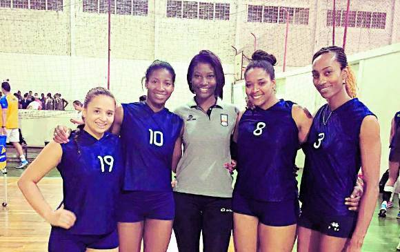 Juliana Toro (19), Diana Arrechea (10), Ivonne Montaño (centro), Mery Mancilla (8) y Kenny Moreno (3), cinco de las 15 guerreras del voleibol de élite de Colombia. FOTO Cortesía Juliana Toro