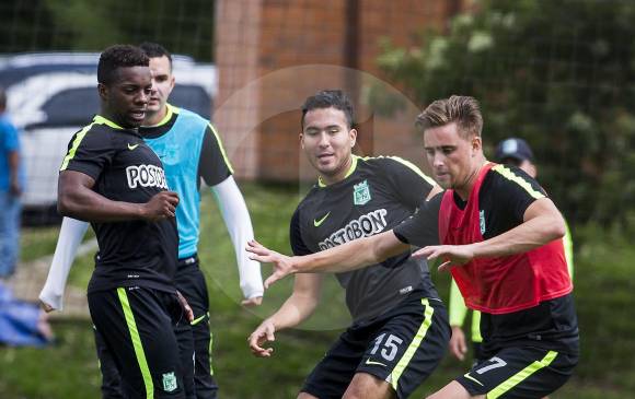 Cristian Dájome, Juan Pablo Nieto y Ezequiel Rescaldani, jugadores de Atlético Nacional. FOTO Jaime Pérez