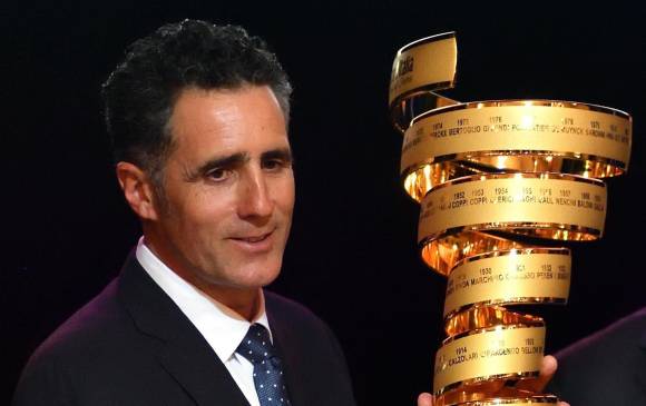 Miguel Induraín, exhibe orgulloso el trofeo que lo ubica en el Salón de La Fama del Giro de Italia. FOTO EFE