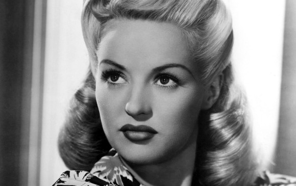 La actriz, cantante y bailarina de Hollywood Betty Grable fue la Pin Up por excelencia de los años 50, icono de belleza de la época. En varias fotos de Luz Marina Zuluaga se pueden ver intentos por imitar sus peinados. 