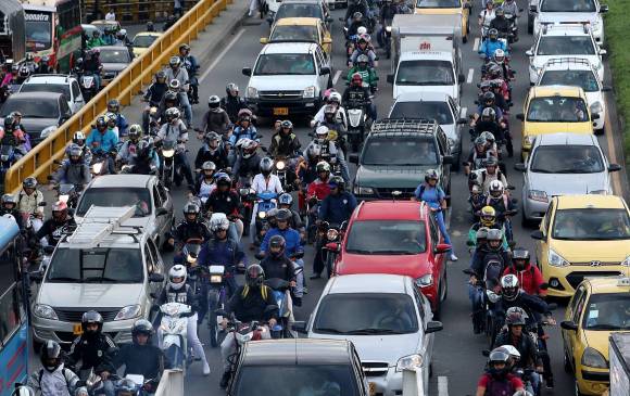 Hoy Colombia tiene una tasa de 16 muertes por cada 100.000 habitantes, según el último estudio de la OMS, en accidentalidad vial. El país le apunta a llegar a los índices de Chile, con una tasa de 10 muertes por cada 100.000 habitantes. FOTO julio césar herrera