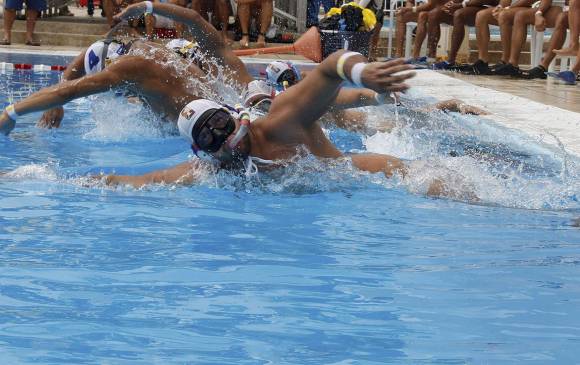 Tras el gol de oro, toda la Selección Colombia se lanzó a la piscina del Alberto Galindo para celebrar la victoria y el paso a la semifinal del Mundial de rugby subacuático. FOTO Cortesía