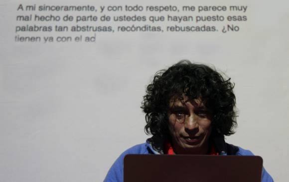 Luis Miguel Rivas escribiendo en público en Lucha libro, una actividad durante la Filbo. FOTO colprensa