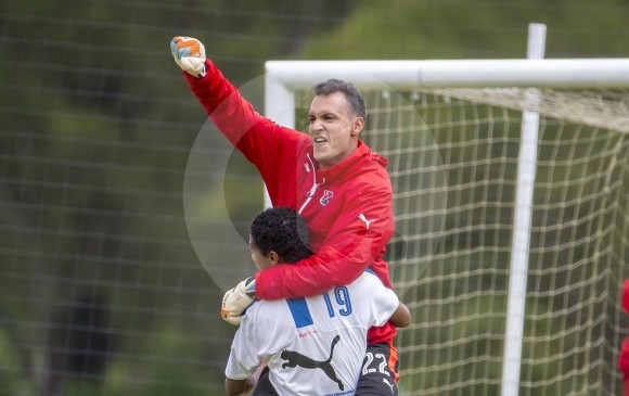 David González fue campeón con los rojos en el Finalización 2002, el Apertura 2004 y 2016, y la Copa Águila-2019. Aquí, en uno de sus mejores momentos, con Yairo Moreno. FOTO Juan A. Sánchez