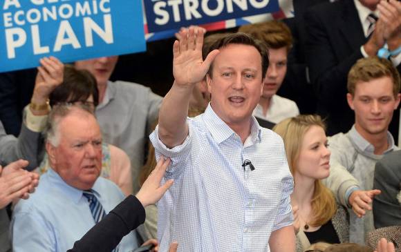 El primer ministro David Cameron ha utilizado los logros económicos de su mandato para mantener sus bases de apoyo e intentar convencer a los británicos que aún no deciden su voto. FOTO efe