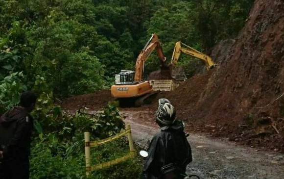 Maquinaria ya se encuentra en el lugar atendiendo la emergencia. Foto: Cortesía.