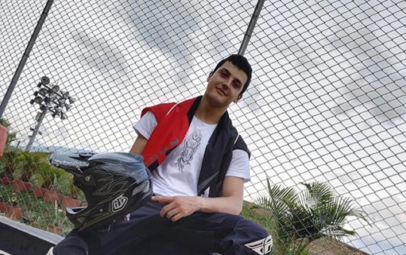 Alejandro Ríos Ochoa tiene 19 años y practica BMX en el club de bicicross de San Pedro. FOTO CORTESÍA